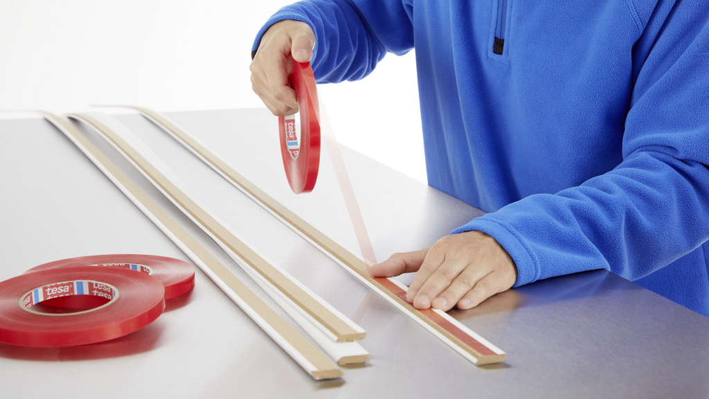 Person, Holz, Klebeband