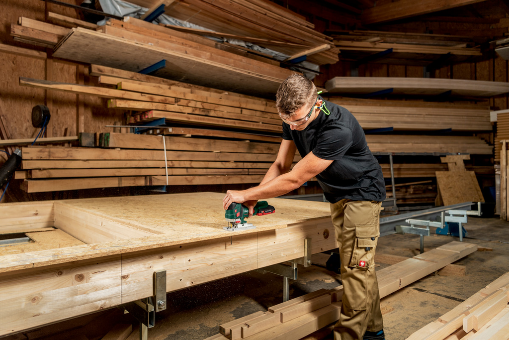 Holzbearbeitung, Stichsäge, Holzwerkstatt, Holzbretter, Arbeitsstation