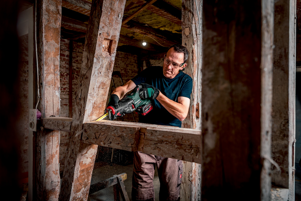 Akkuschrauber, Werkzeug, Schutzhandschuhe, Baustelle, Holzbalken