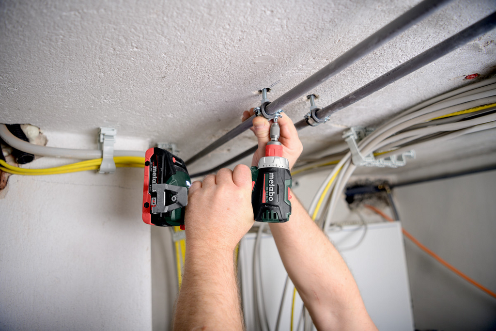 Akkuschrauber, Montagewerkzeug, Elektriker, Drahtkabel, Unterbau