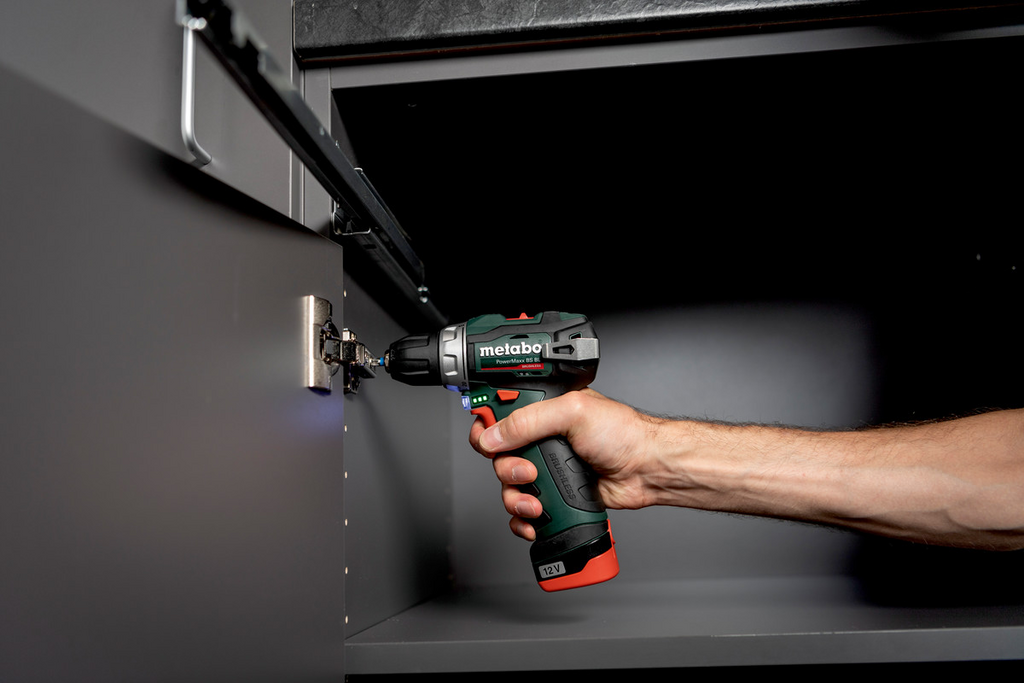 Akkuschrauber, kabelloser Schrauber, Metallkonstruktion, Handwerkzeug, Schraubenzieher-Satz