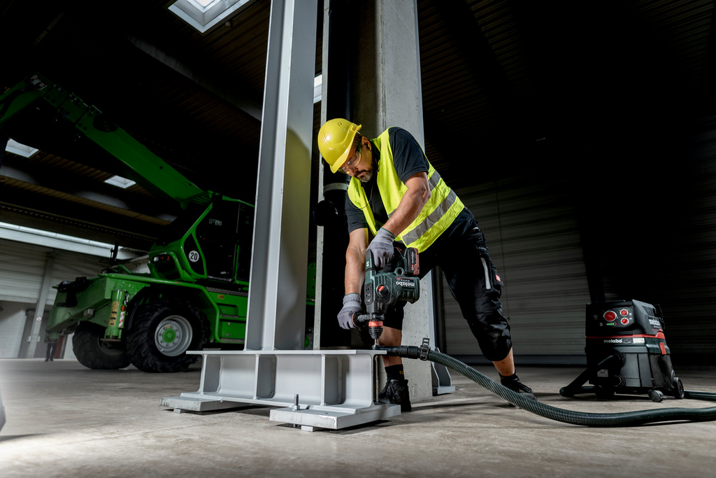 Bauarbeiter, Schutzhelm, Hochbau, Metallträger, Bohrmaschine