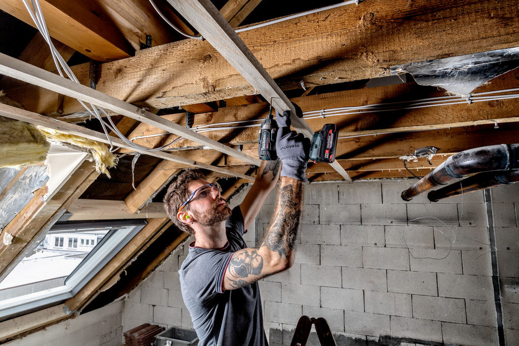 Schraubendreher, Kabelkanal, Dachboden, Holzstuhl, Bauarbeiten