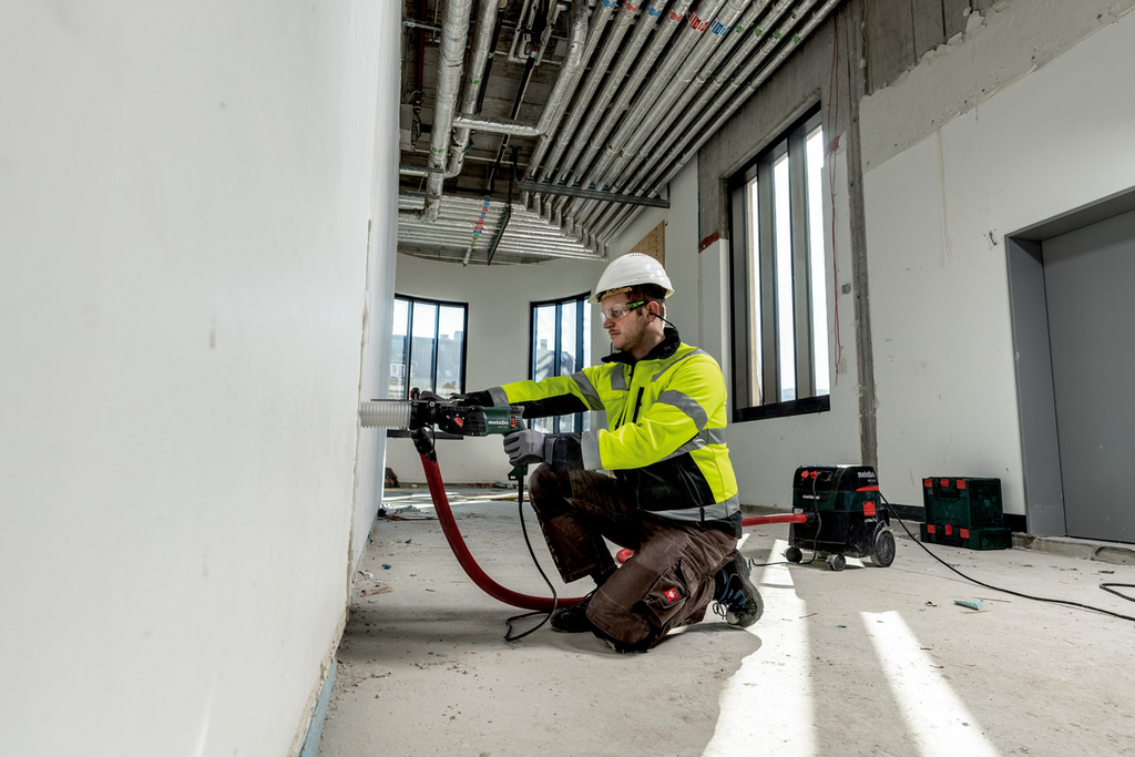 Bauarbeiter, Schutzhelm, Hochsichtende Weste, Kabelkanal, Bauunterlage