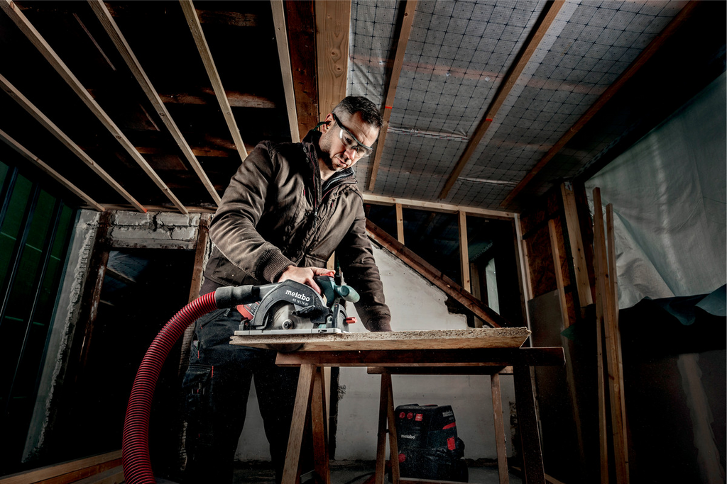 Handhobel, Kreissäge, Arbeitsbank, Staubschlauch, Sicherheitsbrille