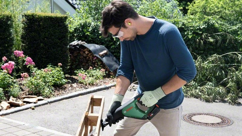 Stichsäge, Akku-Säge, Holzbearbeitung, Schutzbrille, Gehäuse Gravierarbeiten