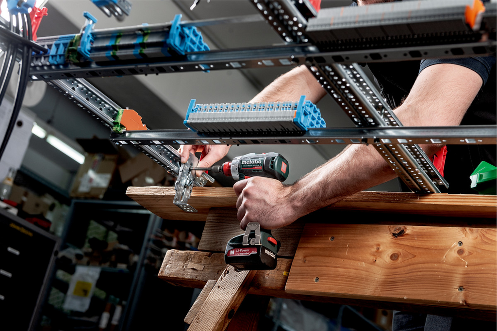 elektrische installation, Kabelpritsche, Bohrer, Schraubendreher, Holzbalken, Werkbank, Schraubendreher, Holzarbeit, Kabelkanal, Metabo Akku-Bohrschrauber