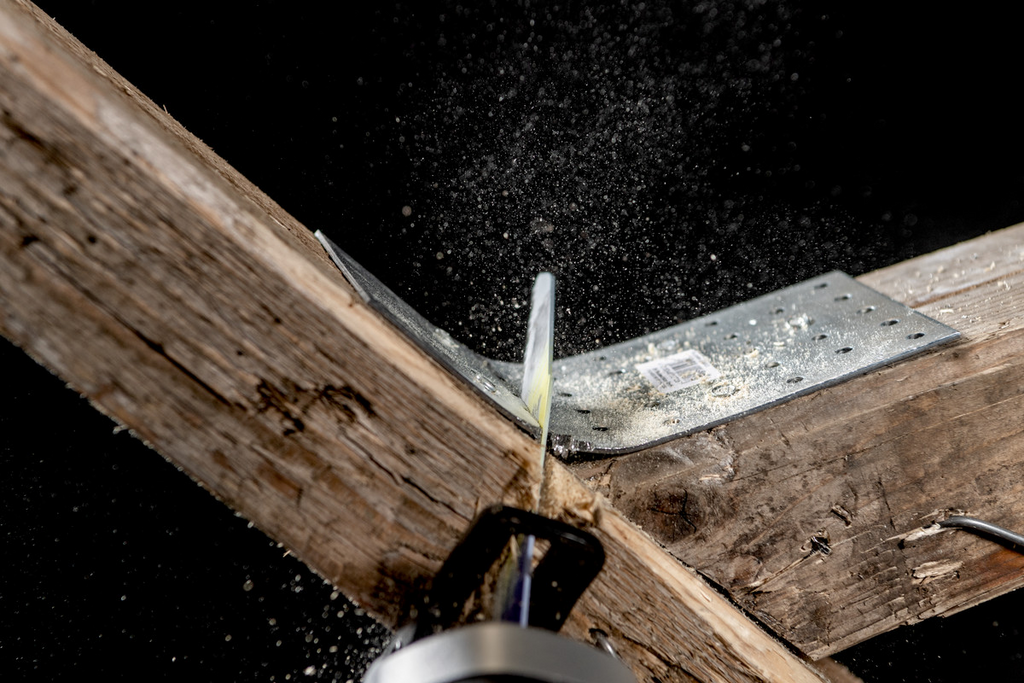 Säge, Holz, Balken, Metallwinkel, Bohrer