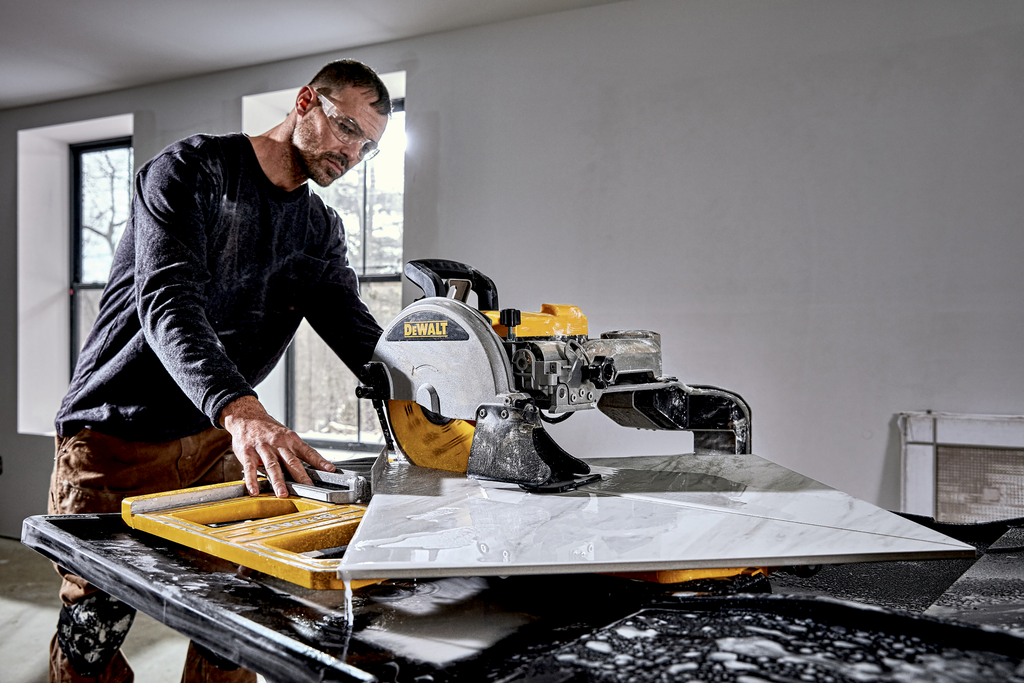 kreis Saw, handheld saw, workbench, safety glasses, construction