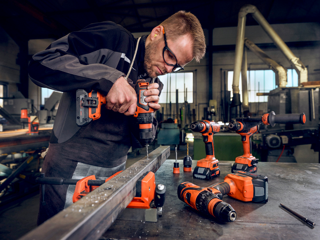 bohrer, bohrschrauber, werkstatt, orangefarbiges werkzeug, akku bohrschrauber