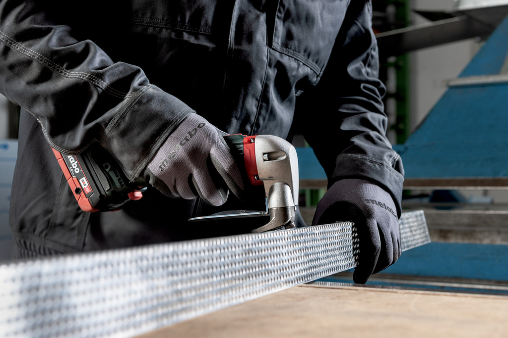 Stahlträger, Metallprofil, Hobelmaschine, Arbeitsschutzhandschuhe, Bohrschrauber