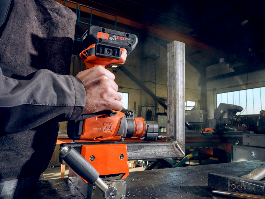 orange cordless drill, Metallbearbeitung, Werkstatt, Stahlrahmen, Handwerkzeug