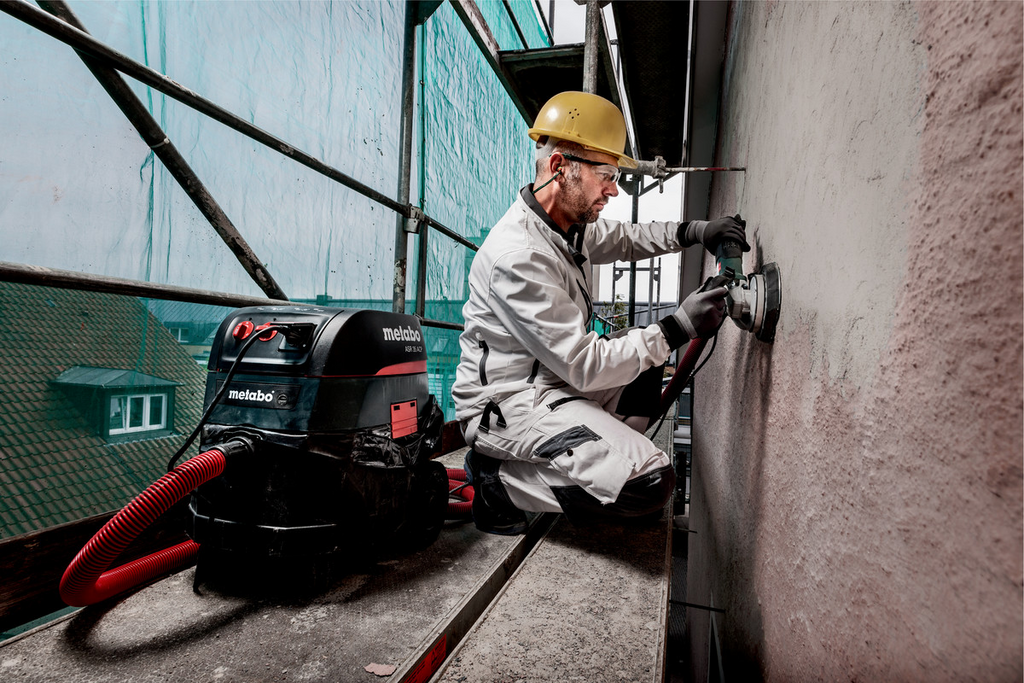 Wandbohrmaschine, Putzarbeiten, Sicherheitshelm, Schleifgerät, Baustellenausrüstung