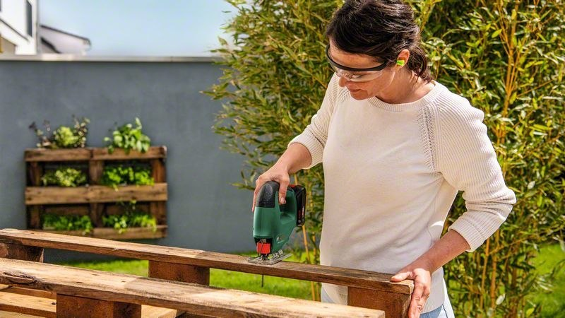 Akku-Stichsäge, Holzarbeiten, Schutzbrille, Gartenholz, Verarbeitung