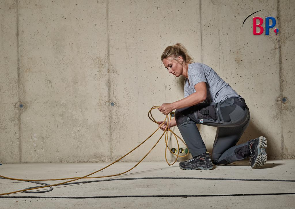 Kletterschuhe, Klettern, Arbeits-/Kabelrolle, Kabel, Mensch im Bauarbeiteroutfit
