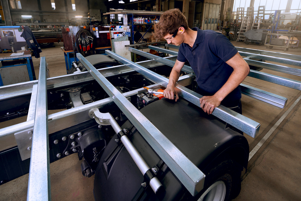 Industriemaschine, Metallrahmen, Werkstatt, Arbeiter, Förderband