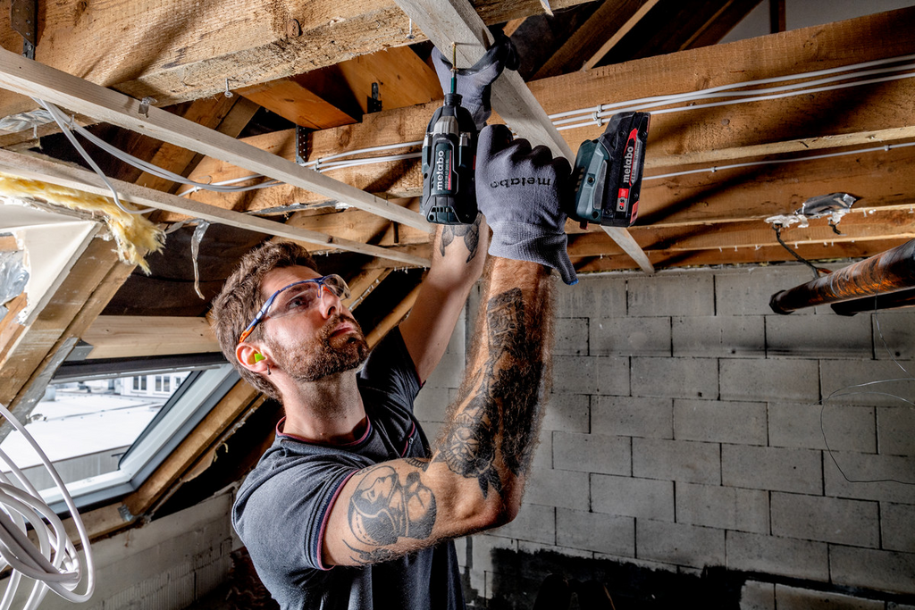 Kabelinstallation, Ständerwerk, Akkuschrauber, Arbeitsgummi, Unterbau