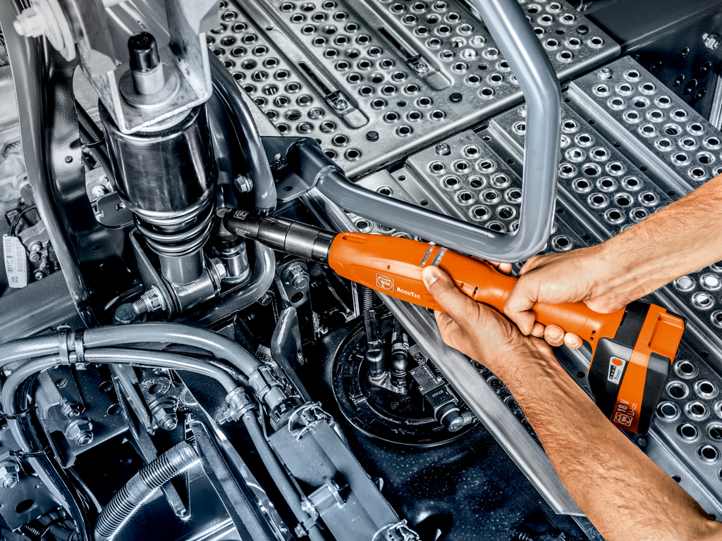 Industrie.jpg, Schraubendreher, Akku-Bohrschrauber, Metallstruktur, Montage