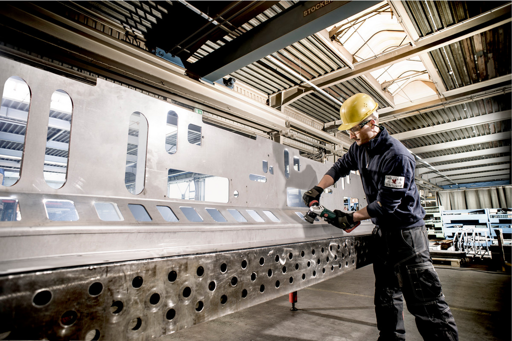 robotic steel assembly, maschinerie, industrieller arbeitsbereich, metallbearbeitung, schutzhut