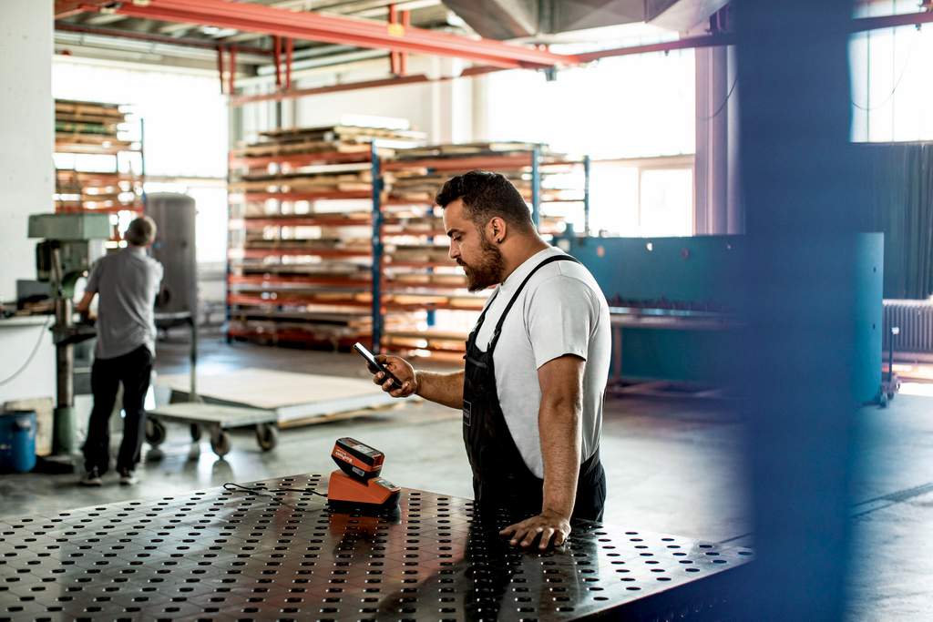 Schweißgerät, Werkstatt, Arbeitsplatz, Bohrmaschine, Metalltisch