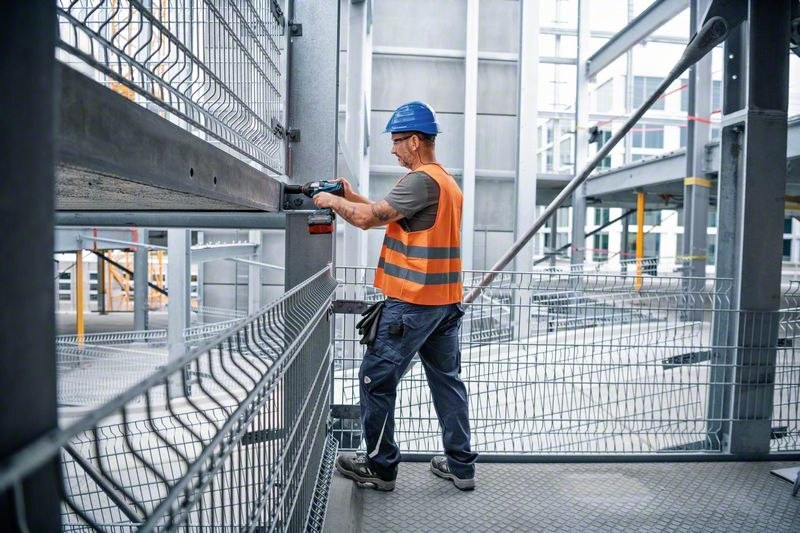 Arbeiter, Sicherheitsausrüstung, Hochsichtschutzweste, Helm, Stahlkonstruktion