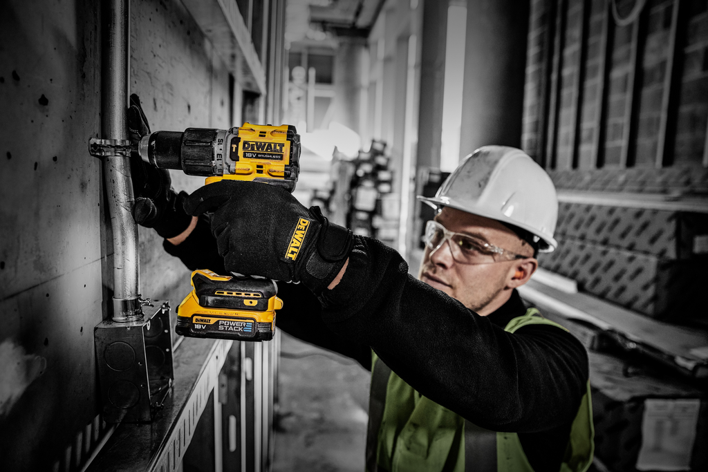 Akku-Bohrschrauber, DeWalt, Bauarbeiter, Arbeitshelm, Schwarz-Gelb