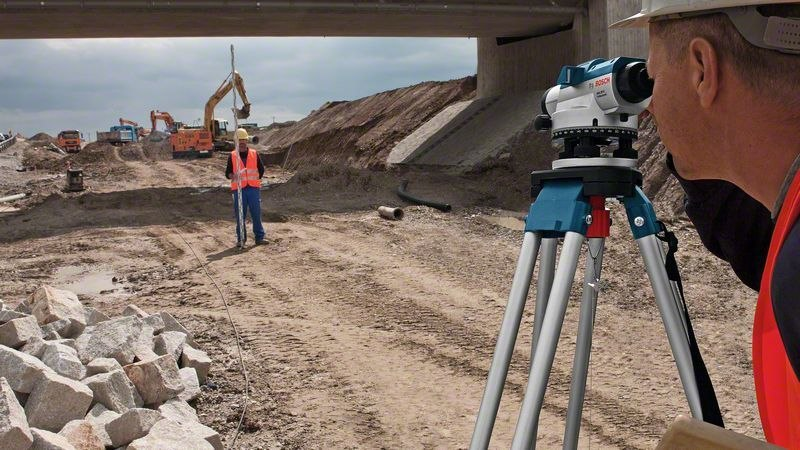 Bauarbeiter, Bauplatz, Baugeräte, Vermessung, Kieselstein