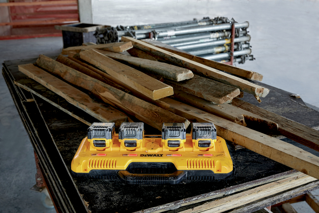 Klemmbrett, Holzplanken, Akku-Bohrschrauber, Werkbank, Bauholz