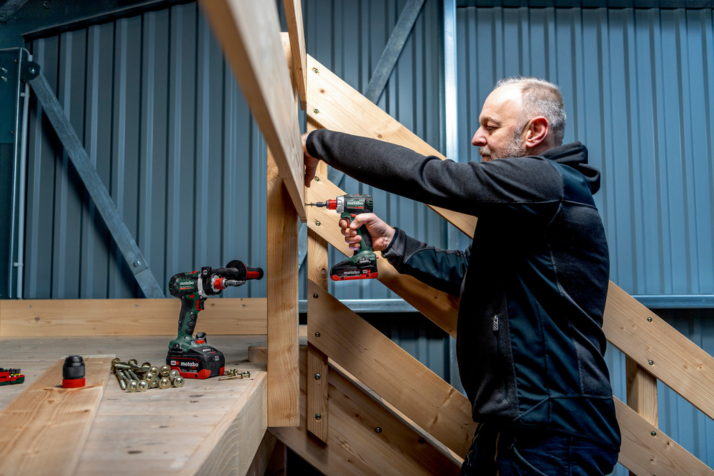 Akku-Bohrmaschine, Holztreppe, Werkzeug, Arbeitsplatz, Schrauben