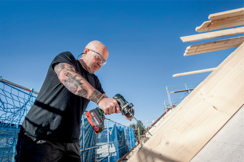 tätowierte_arme, handwerk, baustelle, bohrer, holzbau