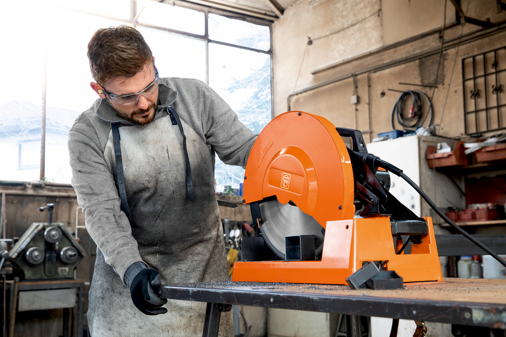 Kreissäge, Stahl, Werkstatt, Schutzbrille, Schutzhandschuhe