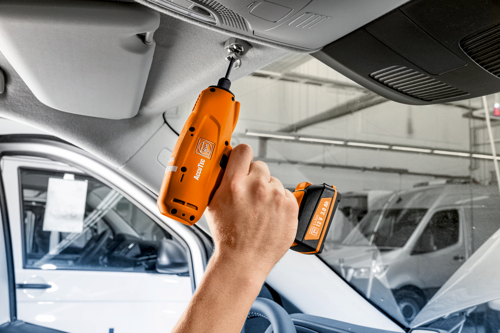 Akku-Bohrschrauber, Leuchte?, Orangees Werkzeug, Autowerkstatt, Batterie-Schrauber