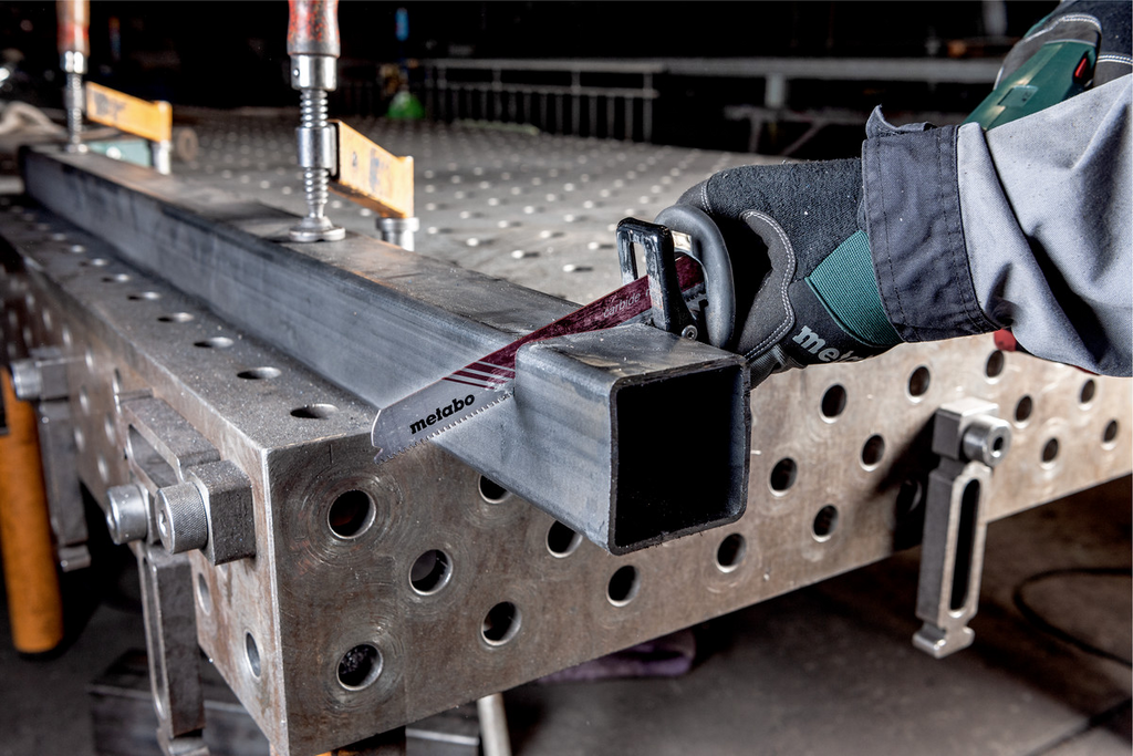 stahlblech, schweisshilfe, werkbank, metabo, schutzhandschuhe