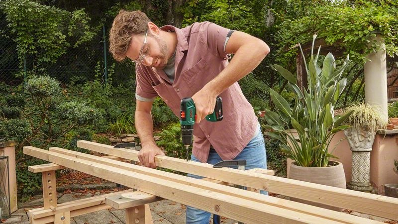 Holzbau, Arbeit mit Holzbalken, Schraubendreher, Bohrmaschine, Werkbank, Handwerk, Schraubgerät, Holzarbeit, Holzbalken, Bohrmaschine