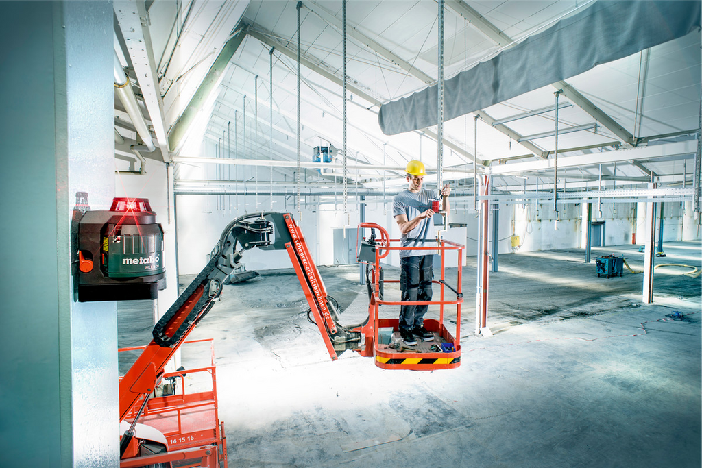 施工现场, 升降平台, 人字梯, 机械臂, 安全头盔