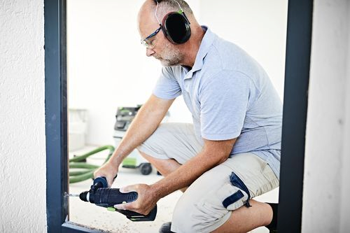 man, Gehörschutz, Ohrenschützer, Schnellschluss, Schutzbrille, Bohrmaschine, Baustelle, Arbeitsbekleidung, Kniepolster, Akkuschrauber, Werkzeug, Bau, Außenbereich