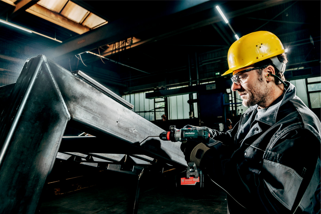 helmet, safety goggles, industrieller Arbeiter, Bohrmaschine, Metallstruktur