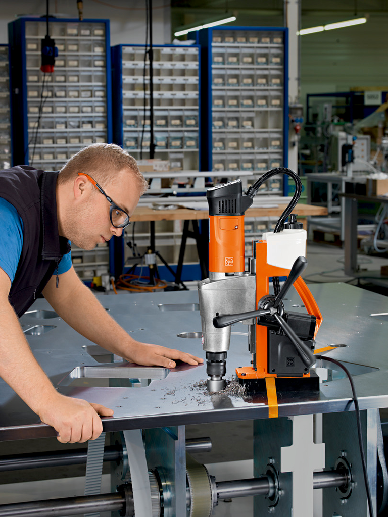 Bohrmaschine, Montage, Metallarbeit, Arbeitsplatz, Werkzeug, Bohrmaschine, Elektrowerkzeug, Metallarbeit, Werkbank, Industrie-Arbeitsplatz