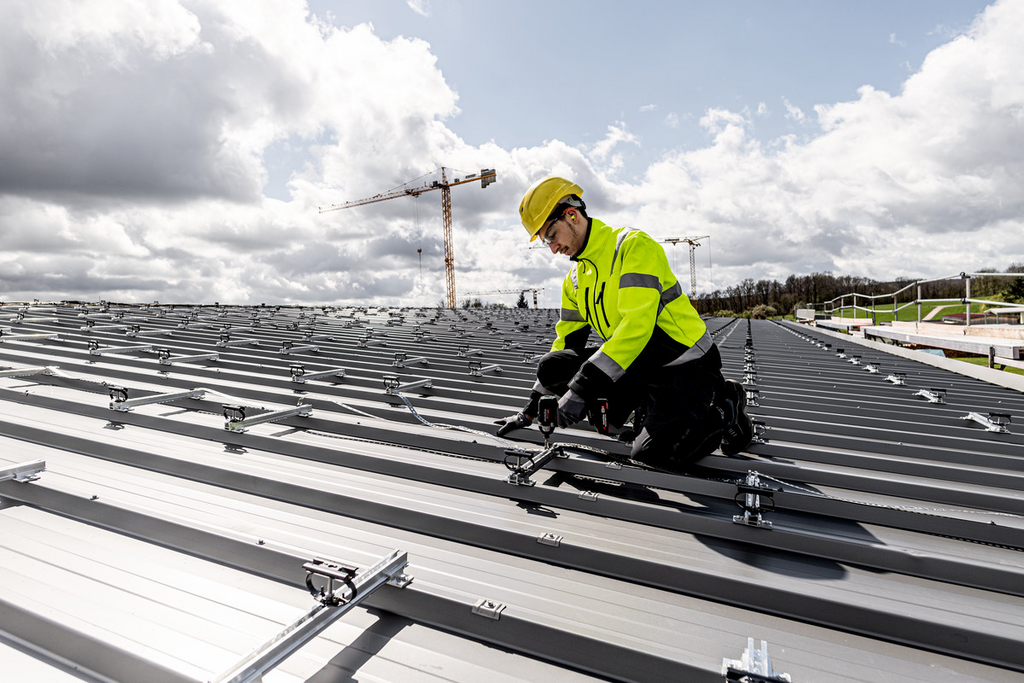 Dachmontage, Solarmodule, Metallstruktur, Sicherheitsausrüstung, Baustellenarbeit