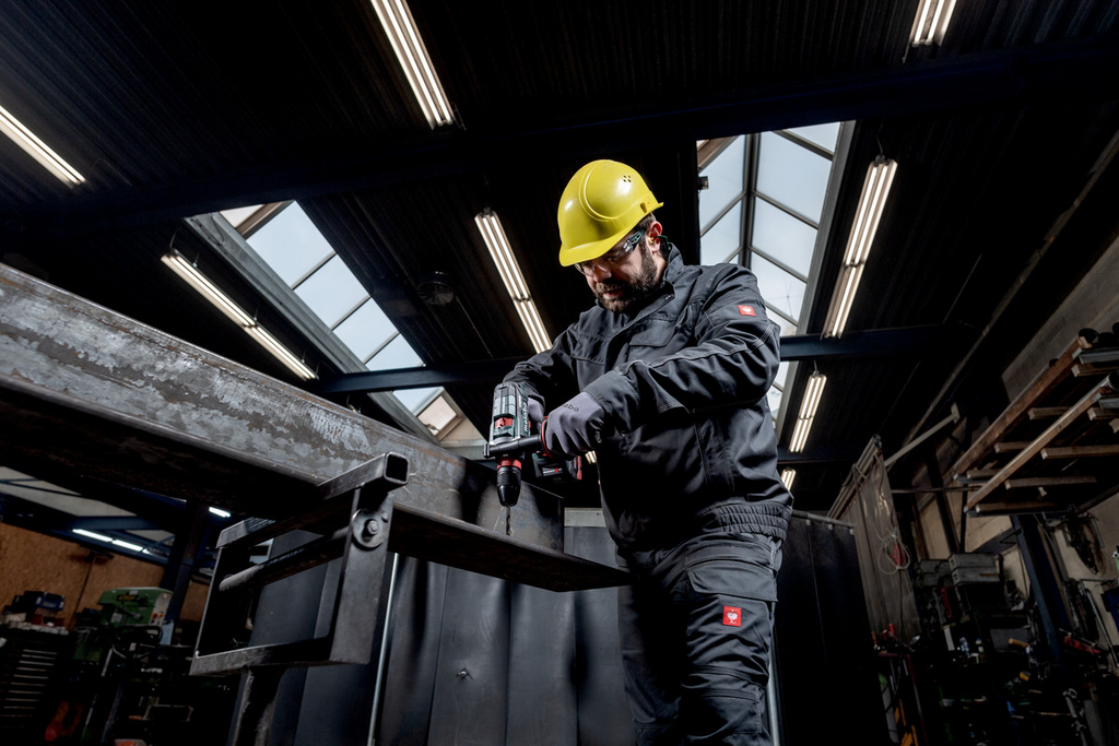 Arbeitskleidung, Kellerschicht, Schwarz, Sicherheitshelm, Bohrmaschine