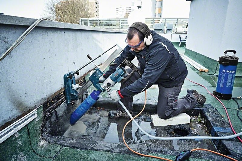 Dachreparatur, Wasserbehälter, Industriearbeiter, Werkzeuge, Schutzausrüstung