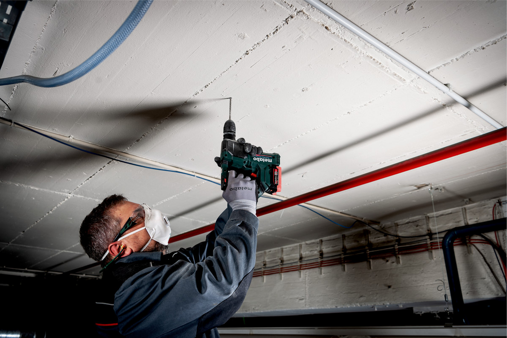 Installationen, Bauarbeiter, Werkzeug, Decke, Rohrleitungsinstallation