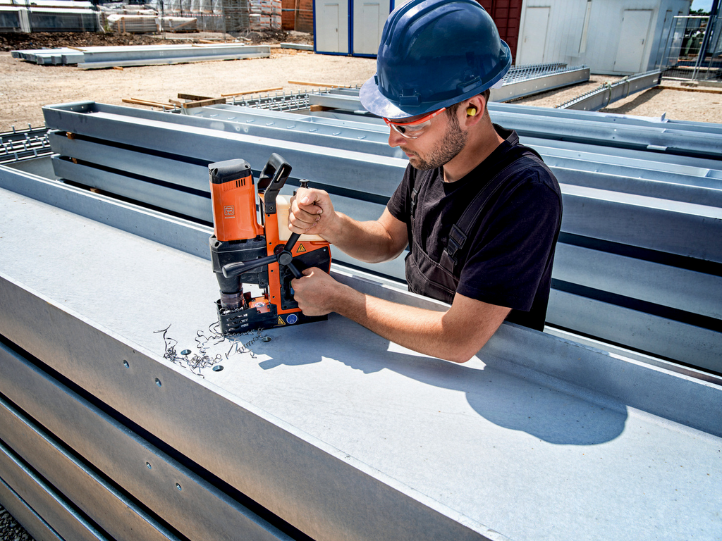 Bauarbeiter, Stahlträger, Baustellenequipment, Nietenwerkzeug, Sicherheitsschutz