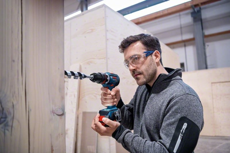 flexible-workwear, Sicherheitsschuhe?, power-drill, construction-site, tool-operator