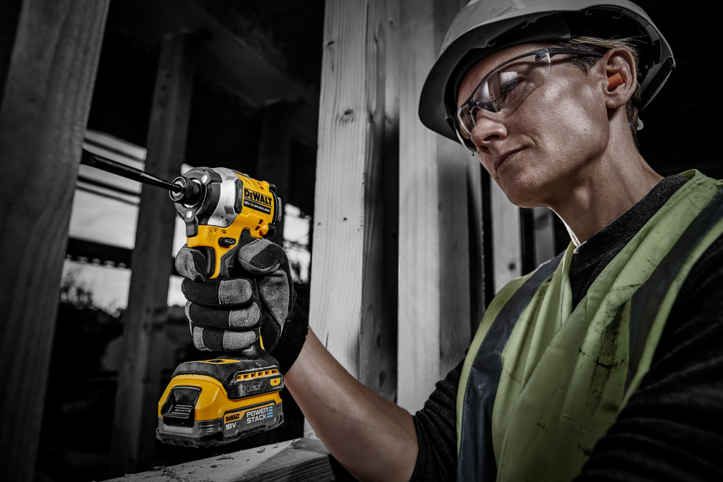 Handheldes Akku-Bohrmaschine, Akku-Bohrmaschine, gelber Bohrer, Baustelle, Schutzbrille