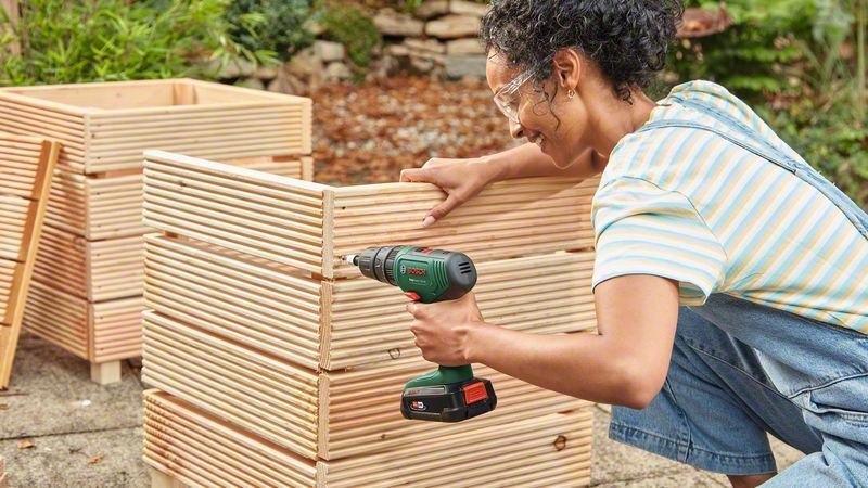 Holzlatten, Holzleisten, Schraubenfrei, Akkuschrauber, Holzbearbeitung, Holzplatten, Holz, Werkzeug, Bohrmaschine, Bauarbeit