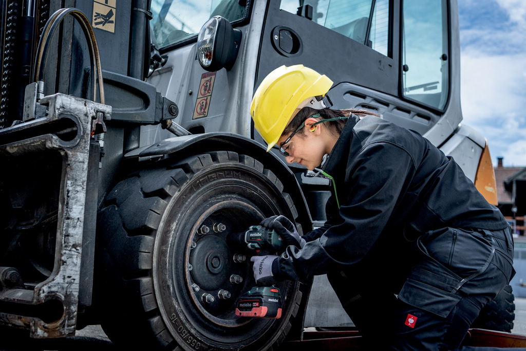 Arbeiter, Schutzausrüstung, Helm, Schrauben, Hydraulikbagger