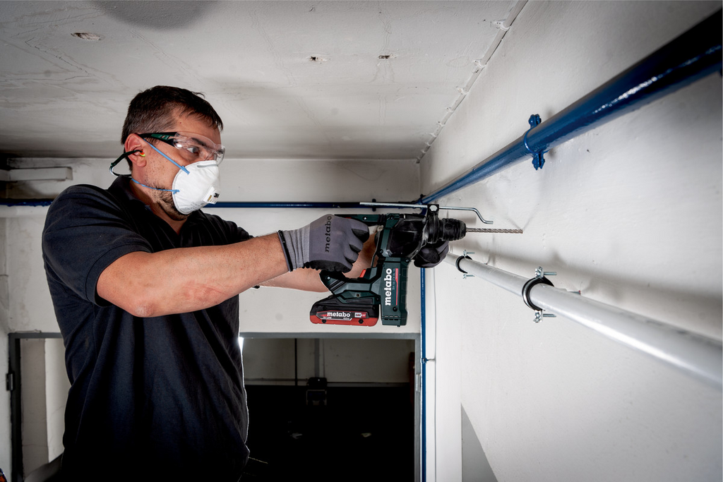 Kreissäge, Akkuschrauber, Arbeitsmaske, Schutzbrille, Baustelle