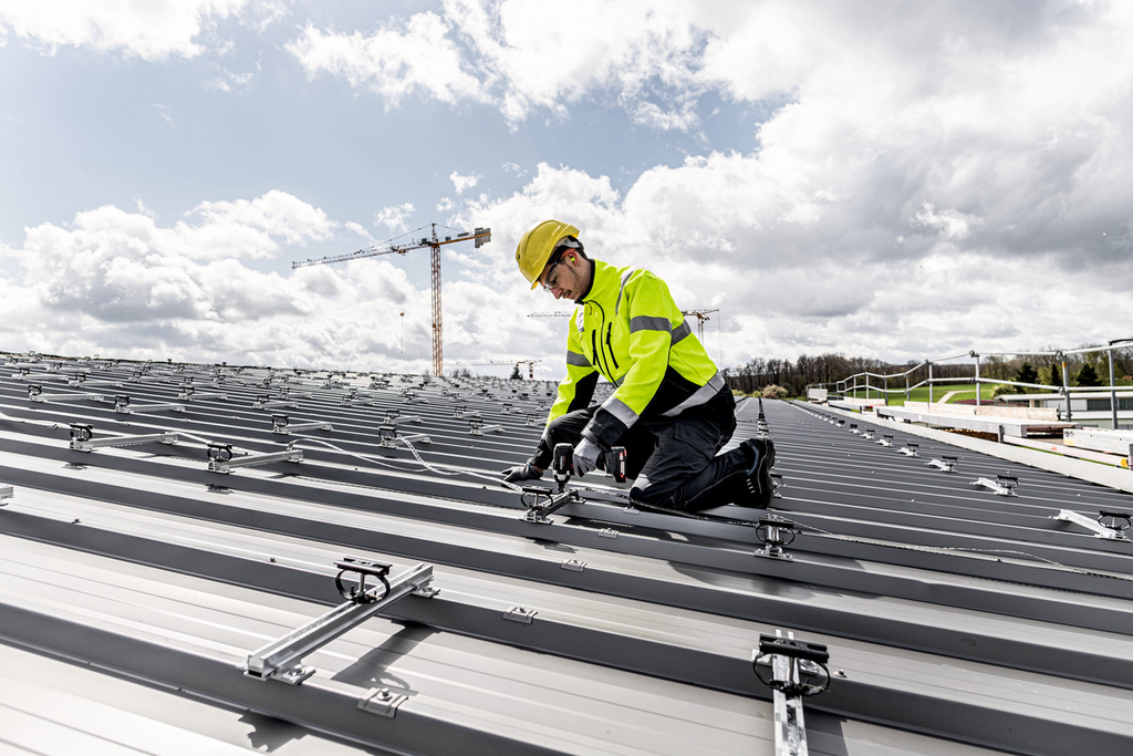 Dacharbeiten, Dachmontage, Bauarbeiter, Sicherheitsausrüstung, PV-Dachinstallation