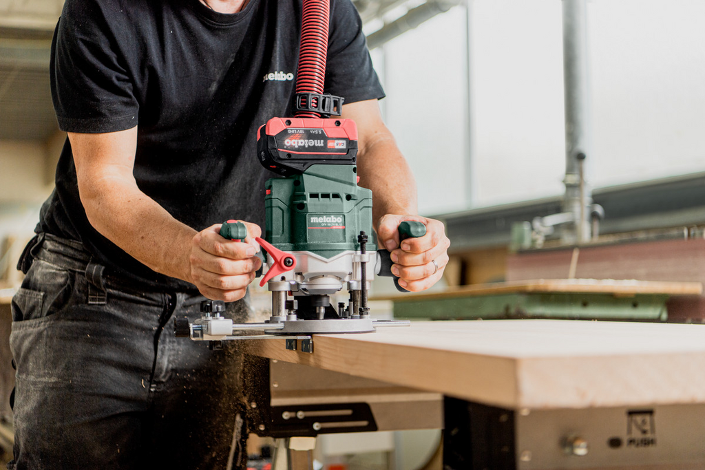 Werkzeug, Oberfräse, Holzbearbeitung, Elektrisch, Schwarze Kleidung